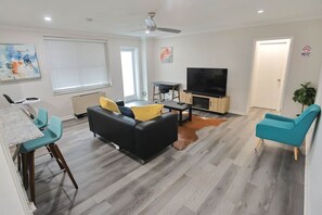 TV - 1BR | King Bed | Panoramic Views | Downtown ATL (Atlanta)