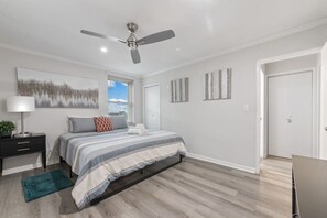 1 habitación, escritorio, tabla de planchar con plancha y cuna de viaje 