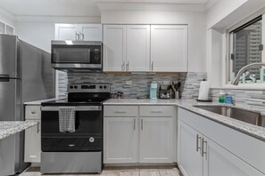 Fridge, microwave, oven, stovetop - 1BR | King Bed | Panoramic Views | Downtown ATL (Atlanta)
