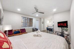 Una scrivania, ferro/asse da stiro, culla da viaggio, Wi-Fi