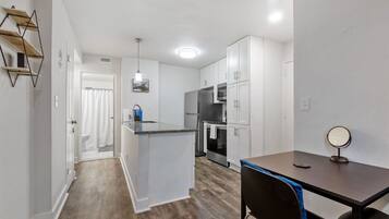 Geladeira, micro-ondas, fogão, cooktop