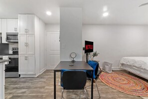Skrivebord, strykejern/-brett, reiseseng for barn og wi-fi