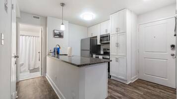 Geladeira, micro-ondas, fogão, cooktop