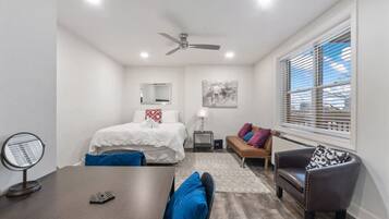 Escrivaninha, ferros/tábuas de passar roupa, berço de viagem, Wi-Fi