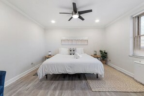 1 chambre, bureau, fer et planche à repasser, lit parapluie