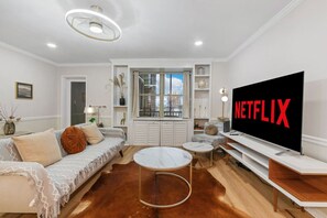 TV - Downtown Condo | City Skyline View | Walk-friendly (Atlanta)