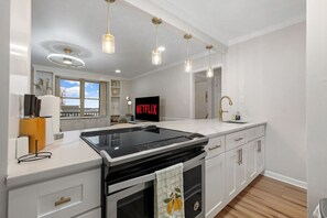 ثلاجة، ميكروويف، فرن، موقد طهي مسطح