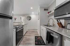 Een koelkast, een microgolfoven, een oven, een kookplaat