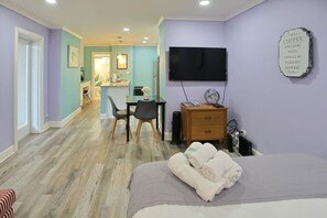 Skrivebord, strykejern/-brett, reiseseng for barn og wi-fi