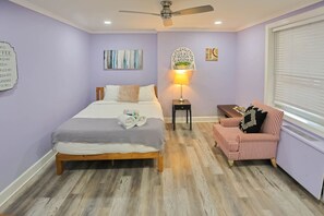 Een bureau, een strijkplank/strijkijzer, reisbedje, wifi