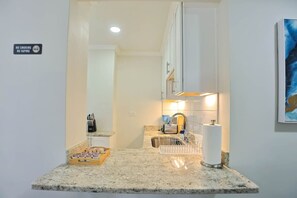 Een koelkast, een microgolfoven, een oven, een kookplaat