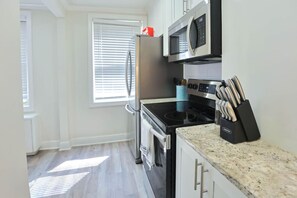 ثلاجة، ميكروويف، فرن، موقد طهي مسطح