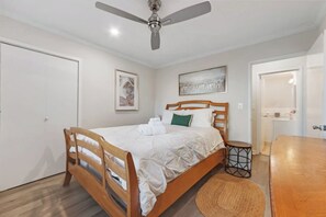 1 bedroom, desk, iron/ironing board, travel crib - High Rise Patio w/ City View, In Heart of Downtown (Atlanta)