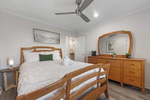 1 bedroom, desk, iron/ironing board, travel crib - High Rise Patio w/ City View, In Heart of Downtown (Atlanta)