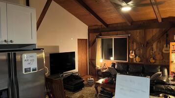 Smart TV, reproductor de DVD, libros y monitor de computadora