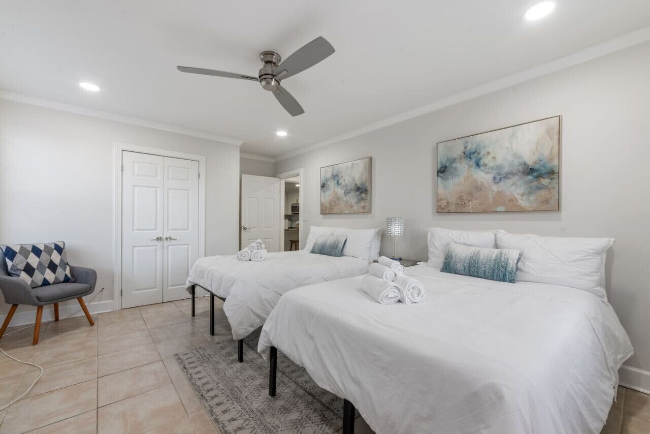 1 chambre, bureau, fer et planche à repasser, lit parapluie