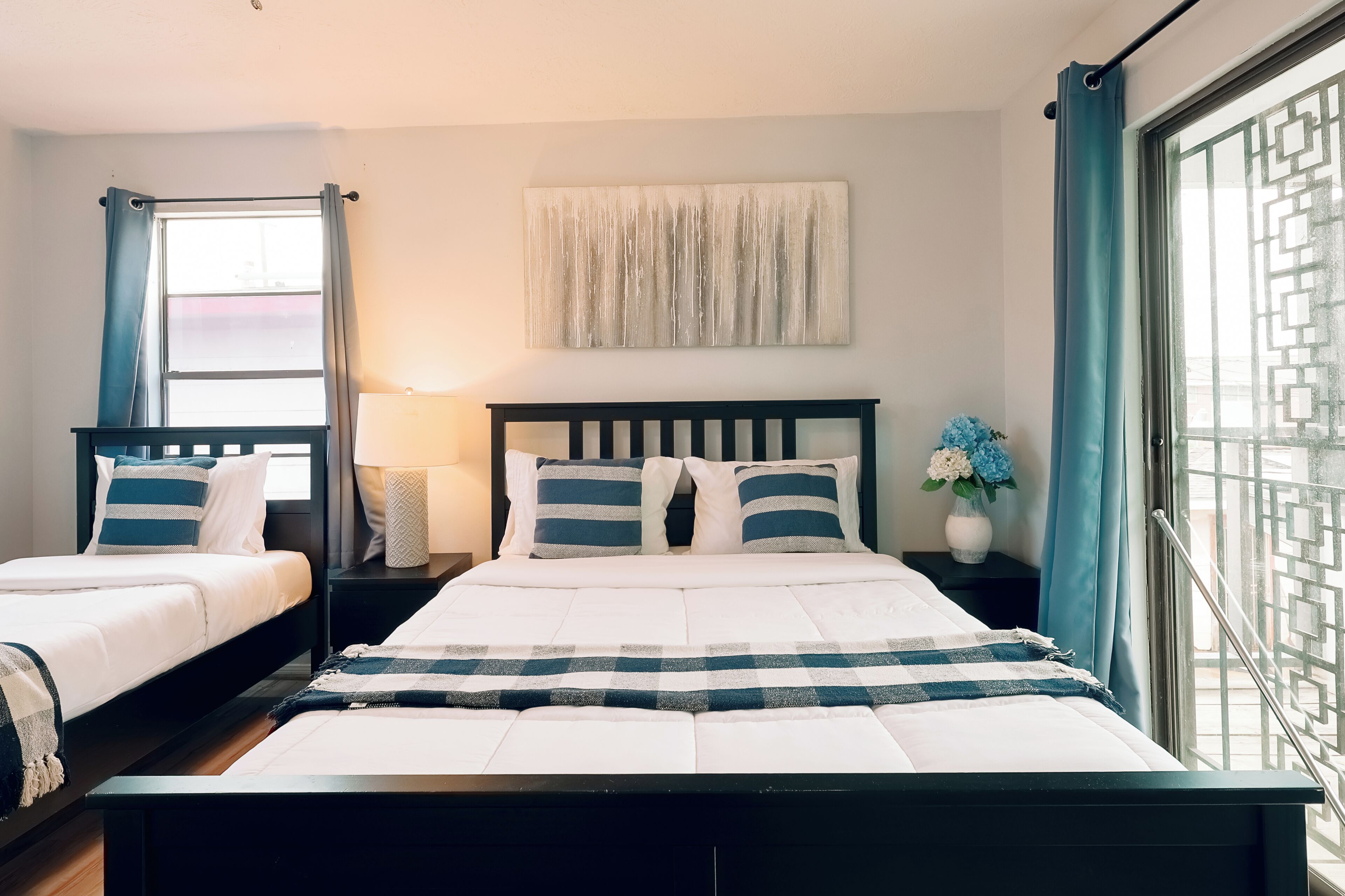 3 habitaciones, escritorio y tabla de planchar con plancha 