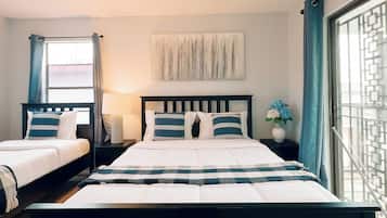 3 habitaciones, escritorio y tabla de planchar con plancha