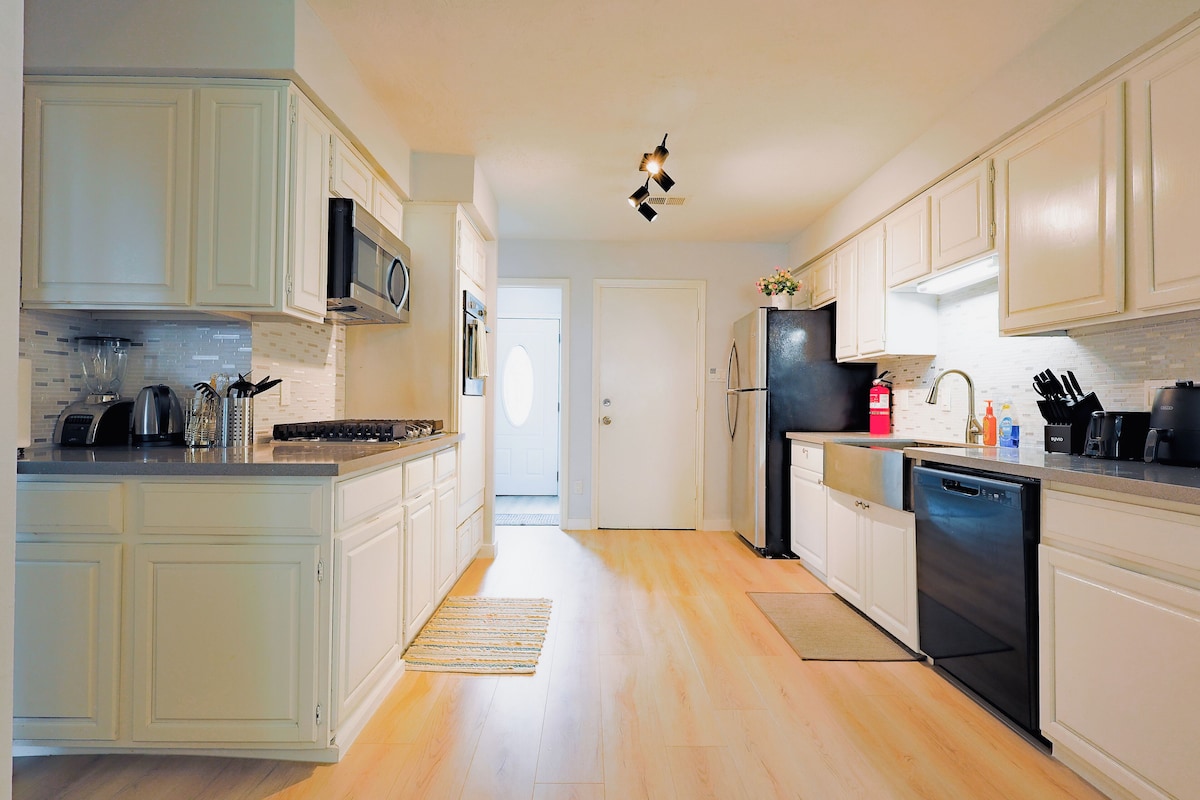 Photo 18 of Cozy Retreat near NRG stadium & Medical Center - Patio Grill - Pet Friendly
