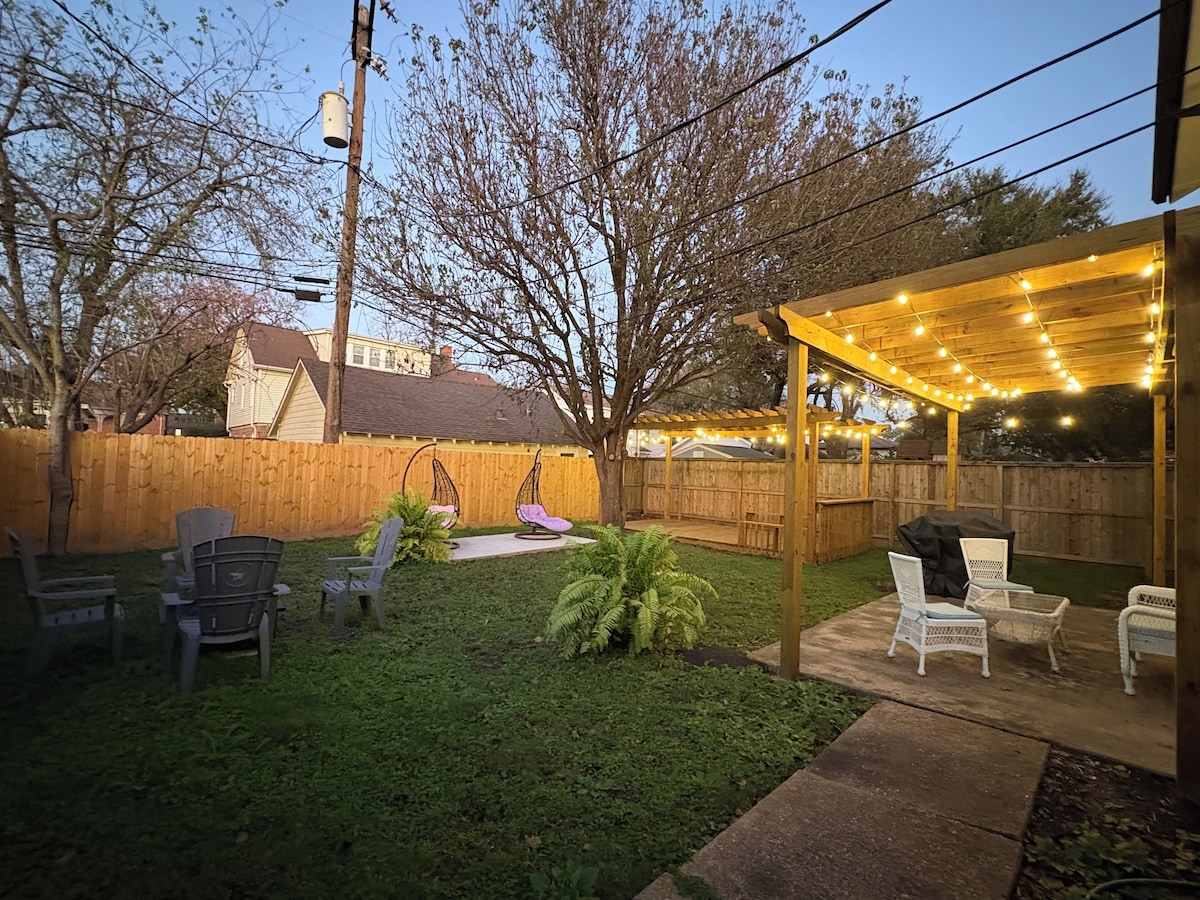 Photo 3 of Cozy Retreat near NRG stadium & Medical Center - Patio Grill - Pet Friendly