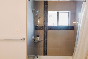 Hair dryer, towels, soap, shampoo - WORLD CUP stay - 10 mins to NRG stadium & MED center - Patio Grill -Pet Friendly (Houston)