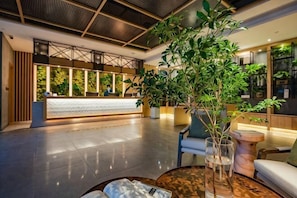 A modern lobby with a reception desk, seating area, and large windows. - TRUE GO Hotel (Zhengzhou ITC 360 Plaza Grand Emporium) (Zhengzhou)