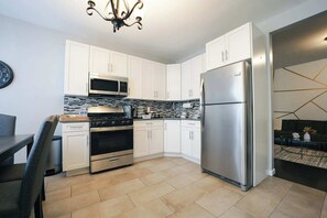 雪櫃、微波爐、焗爐、爐具