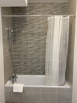 Hair dryer, towels, soap, shampoo - 3-room apartment at the foot of the Stade de France (Saint-Denis)