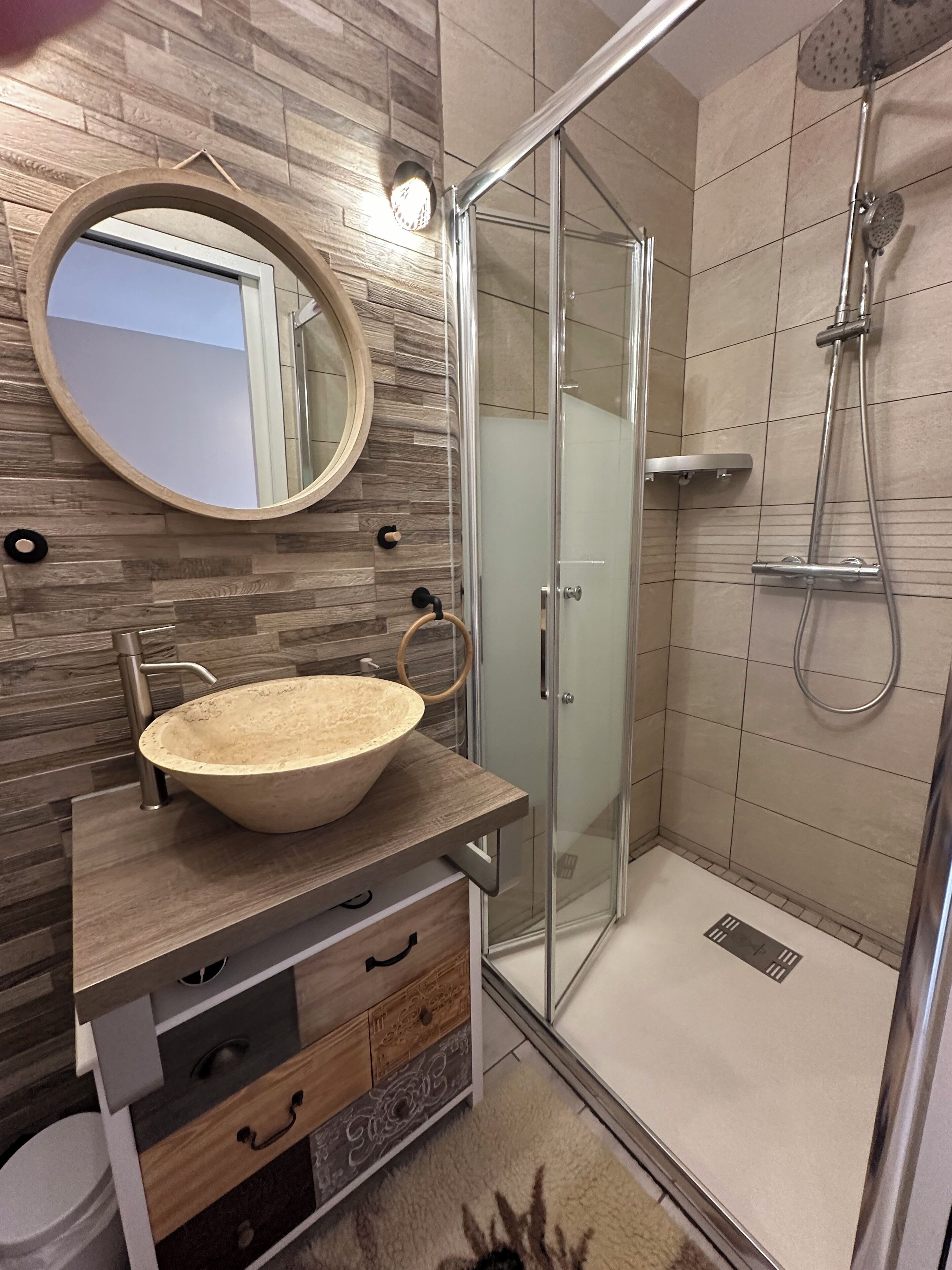 Douche, sèche-cheveux, serviettes fournies, savon