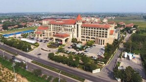 A large, multi-story building with a central courtyard, surrounded by parking and roads. - Hengshui Taihua Boyue Hotel (Hengshui)