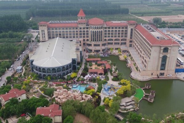 Un grand hôtel doté d’une cour intérieure, de plusieurs piscines et d’un lac.