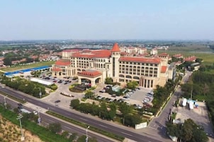 Un gran hotel con varios pisos y un patio central.