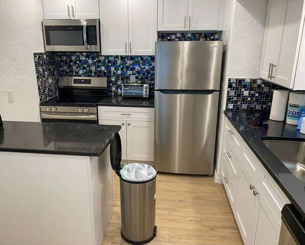 Réfrigérateur, micro-ondes, four, plaque de cuisson