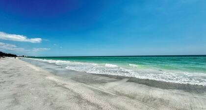 Charming Longboat Key Bungalow with beach access minutes away…
