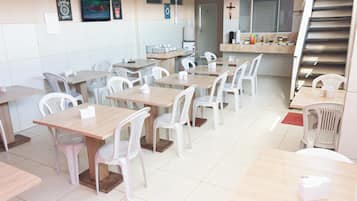 Café da manhã com buffet grátis todos os dias