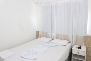 基本雙人房 | 書桌、筆電工作空間、免費無線上網、床單