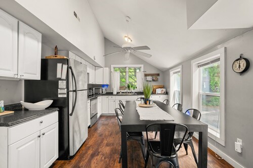 Charming 2-bedroom farmhouse with WiFi and AC in fabulous Bloomington