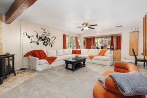 Smart TV, fireplace, video games, foosball - Pool*Sauna*HotTub*Theater*Bar*Pickleball*Volleyball (Oakhurst)