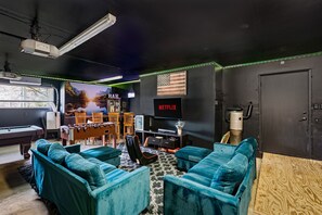 Game room - Pool*Sauna*HotTub*Theater*Bar*Pickleball*Volleyball (Oakhurst)