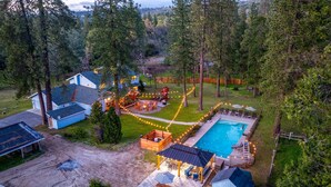 A residential area with a swimming pool, outdoor seating, and a covered patio. - Pool*Sauna*HotTub*Theater*Bar*Pickleball*Volleyball (Oakhurst)