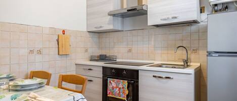 Jääkaappi, uuni, liesi