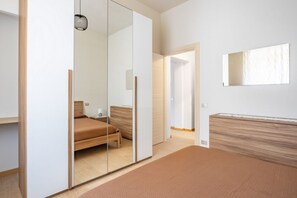 1 dormitori, planxa i posts de planxar, wifi i roba de llit 