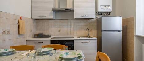 Jääkaappi, uuni, liesi, leivänpaahdin