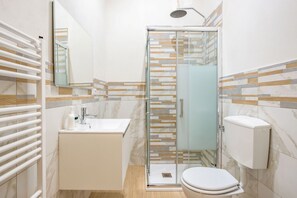 Douche, sèche-cheveux, bidet