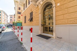 Exterior - GuestHost - Cozy and functional apartment ideal for 6 guests is located in the Albaro district, a quiet residential area, but very well connected to all points of the Ligurian capital. Its location makes it ideal for families, couples and business travel (Genova)