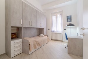 1 dormitorio, tabla de planchar con plancha, wifi y ropa de cama