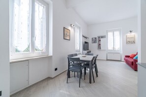 Dining - GuestHost - Cozy and functional apartment ideal for 6 guests is located in the Albaro district, a quiet residential area, but very well connected to all points of the Ligurian capital. Its location makes it ideal for families, couples and business travel (Genova)