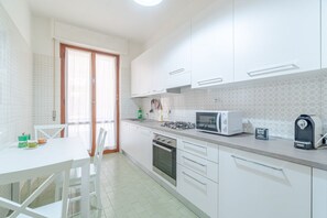 Kühlschrank, Ofen, Herdplatte, Geschirrspüler