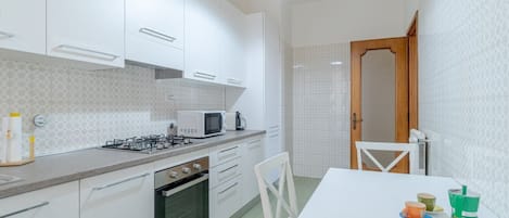 Fridge, oven, stovetop, dishwasher