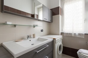Sèche-cheveux, bidet, serviettes fournies, papier toilette